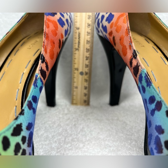 Nine West, peep toe, multi colored, animal print 4 inch heels - Picture 4 of 6